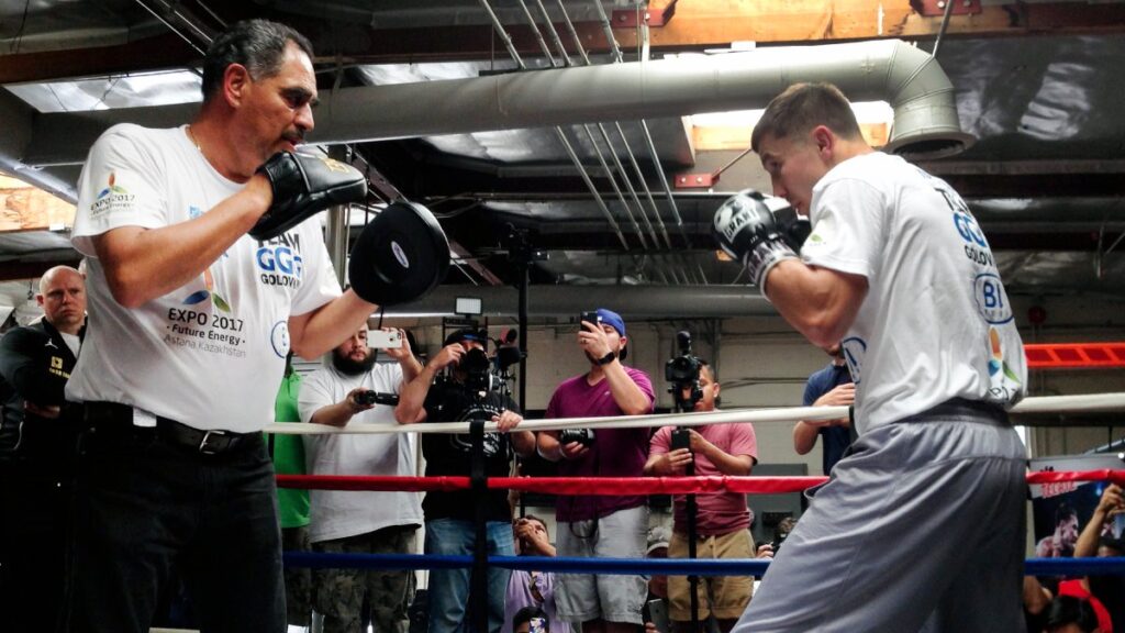 Abel Sánchez va con Canelo Álvarez | AP Photo/Greg Beacham