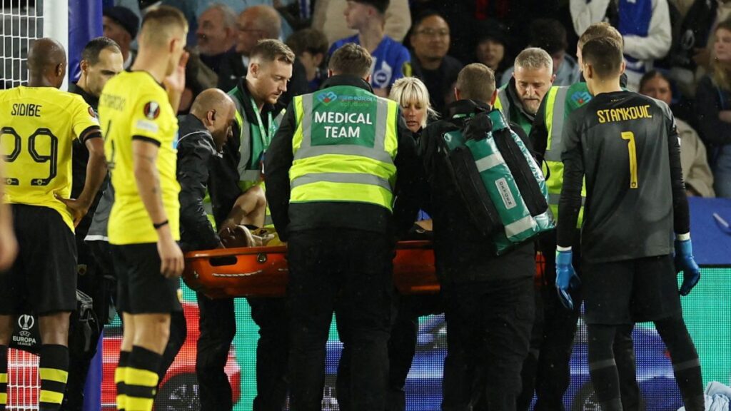 Ehsan Hajsafi, jugador del AEK, recibió un golpe en la cabeza de parte de un atacante del Brighton que lo hizo abandonar el partido en camilla