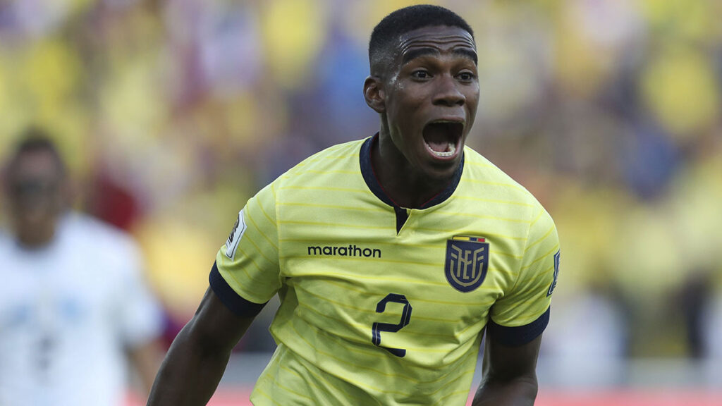 Félix Torres guía la remontada de Ecuador ante Uruguay