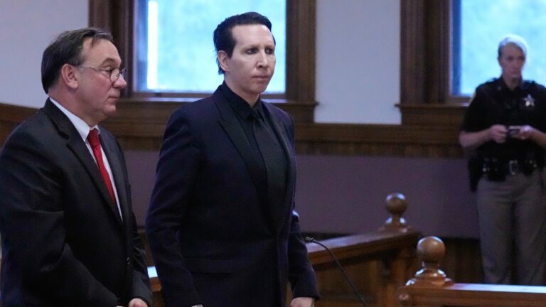 Marilyn Manson es sentenciado por sonarse la nariz sobre una camarógrafa