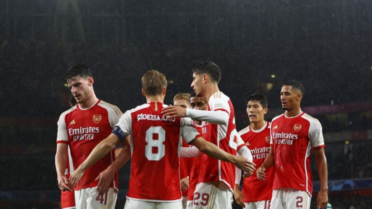 Arsenal se pasea en su regreso a la Champions League ante el PSV del Chucky Lozano