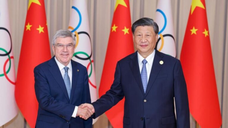 Xi Jinping, presidente de China recibe al presidente de COI, Thomas Bach, previo a los Juegos Asiáticos y con la mira puesta en los Juegos Olímpicos de invierno