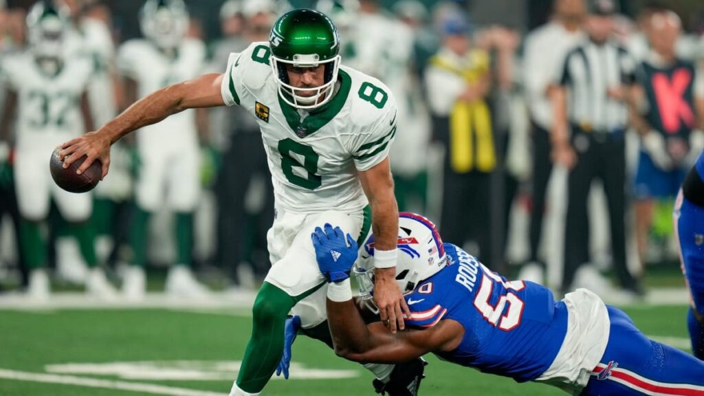 Quarterback de los Jets de Nueva York, es derribado por atendido por Greg Rousseau. 