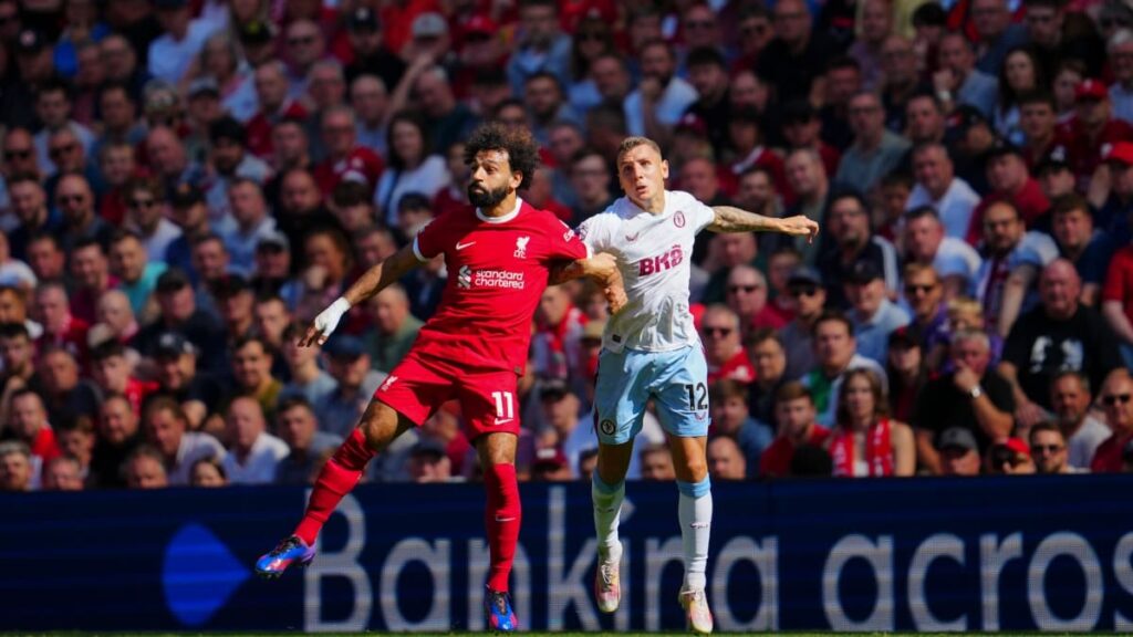 Mohamed Salah del Liverpool salta para ganar un cabezazo.