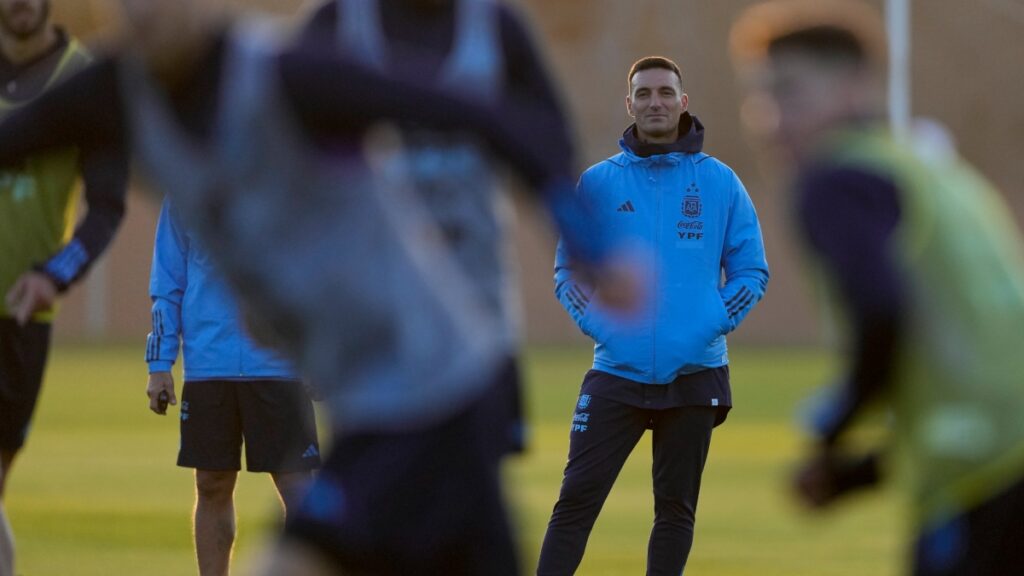 Técnico de Argentina Lionel Scaloni observa a sus jugadores.