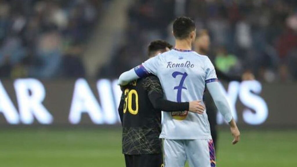 Messi abrazando a Cristiano Ronaldo.