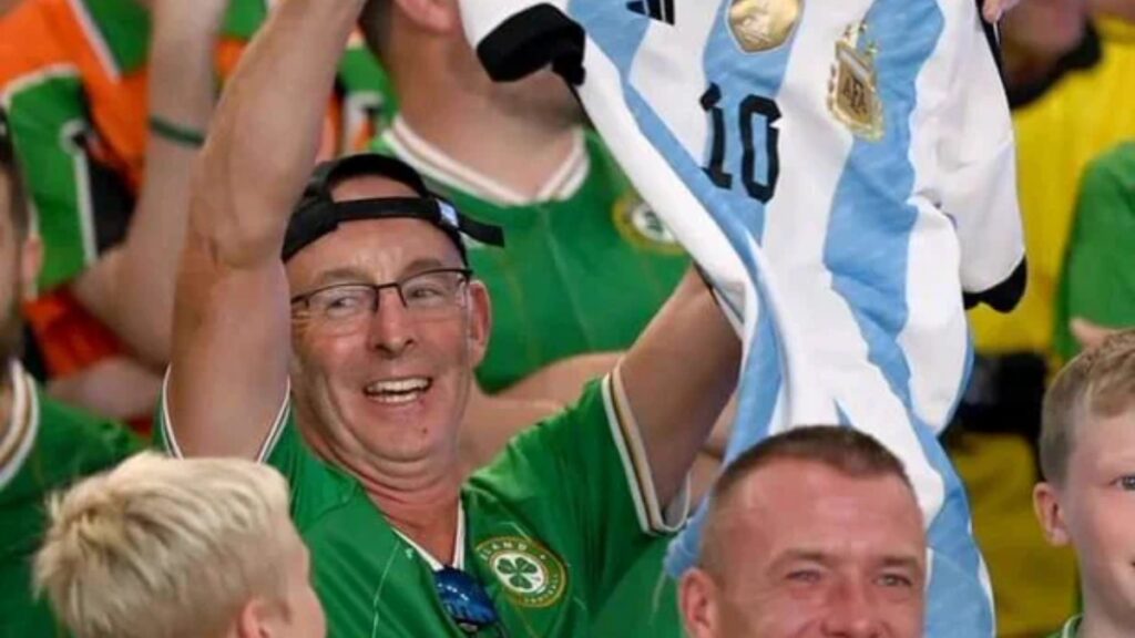 Hincha de Irlanda con la camiseta de Messi.