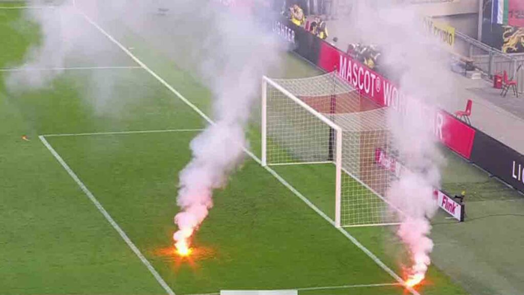 El partido del Feyenoord de Santiago Giménez ha sido suspendido definitivamente por la presencia de bengalas.