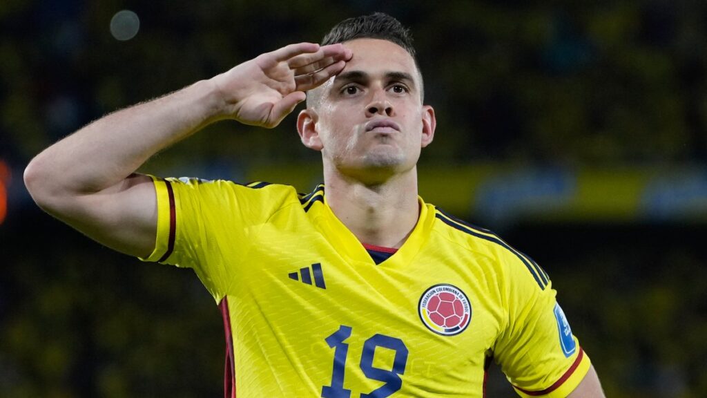 Rafael Santos Borré celebra un gol con la Selección Colombia. - AP.