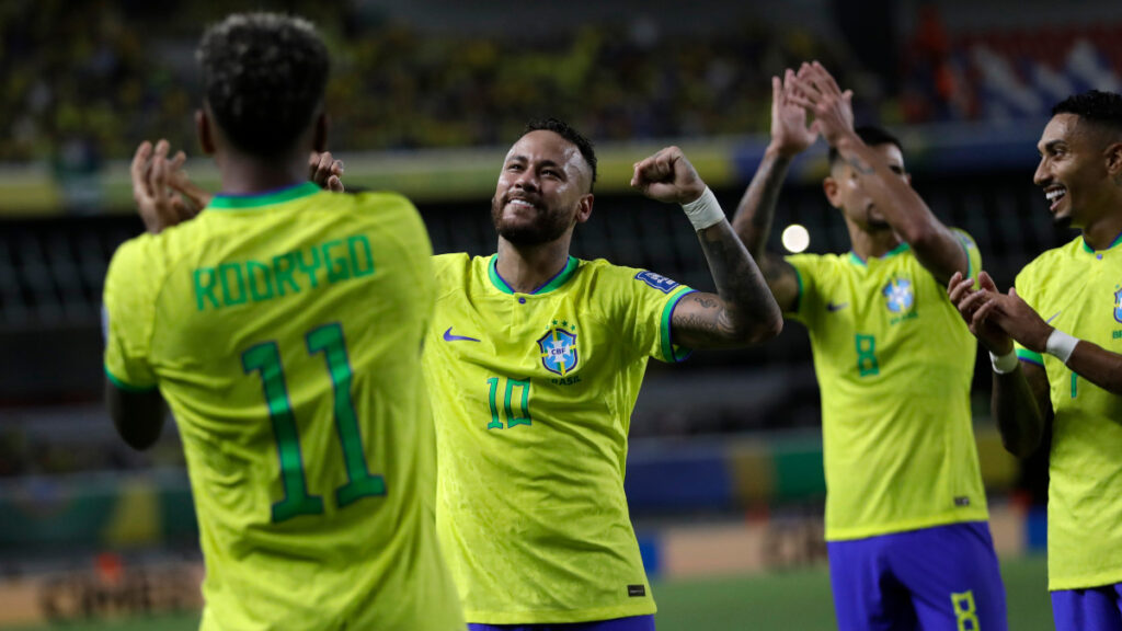 Jugadores de Brasil celebran un gol. - AP.
