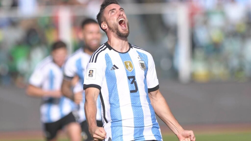 Nicolás Tagliafico celebra su primer gol con Argentina, el segundo ante Bolivia. Foto: AFA.