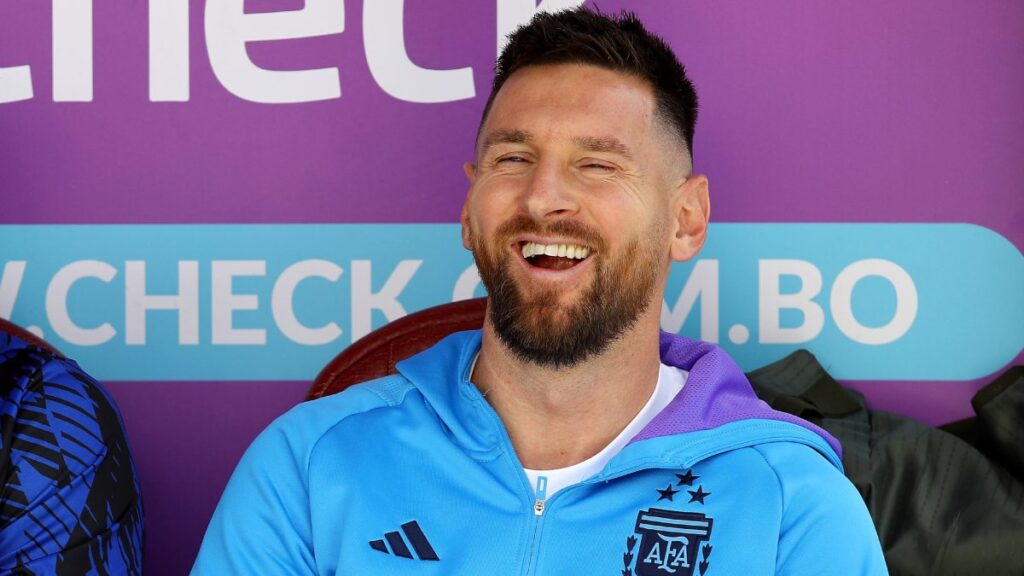 Messi, sonriente en el banco de suplentes. Foto: FIFA.
