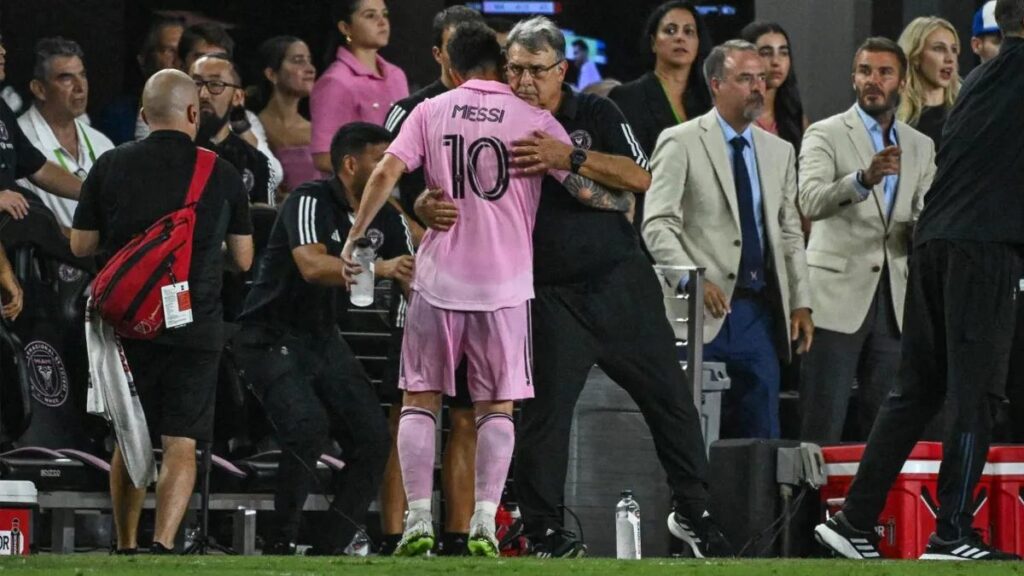 Martino abraza a Messi durante un partido. Foto: Inter Miami.