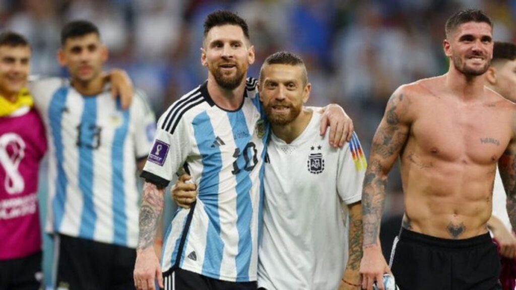 Alejandro Gómez y Leo Messi abrazados. Foto: AP