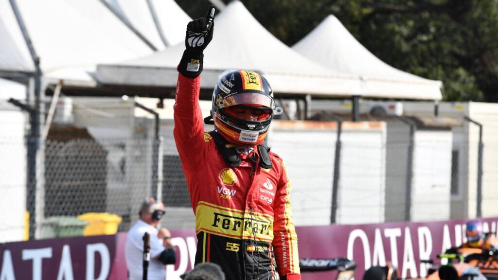 El piloto español Carlos Sainz le ha dado a Ferrari la pole position en su 'carrera de casa'. Checo Pérez largará en el quinto puesto.
