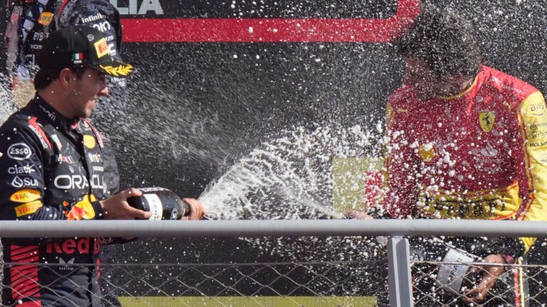 Carlos Sainz explica a Checo Pérez su abrupta frenada en el GP de Italia: “Me moví antes; me has pasado bien”