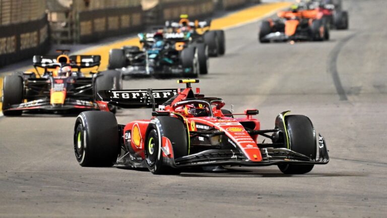 Carlos Sainz domina el GP de Singapur de principio a fin y logra su segundo triunfo en la Fórmula 1; Checo Pérez entra en zona de puntos
