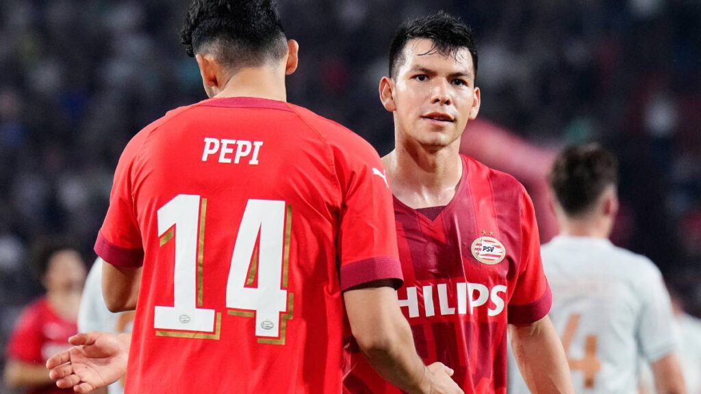 Chucky Lozano quería cobrar el penalti para el PSV, pero Ricardo Pepi no lo dejó y se ganó el abucheo de la afición.