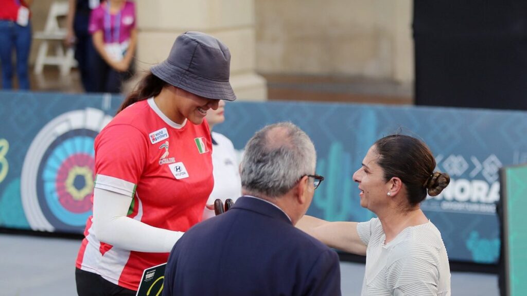 Ana Guevara entrega reconocimiento a Alejandra Valencia durante la Final de Copas del Mundo de Tiro con Arco de Hemosillo