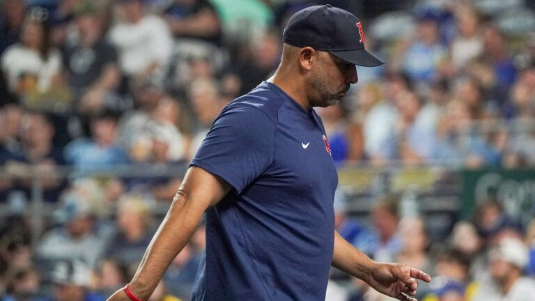 Alex Cora asegura que se queda con los Red Sox para 2024… ¿en qué puesto?