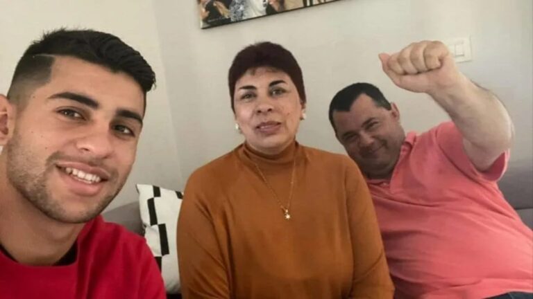 El tierno gesto de Cuti Romero con sus padres después de cobrar su primer sueldo