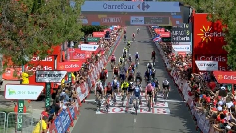Dainese vence a Ganna en un ajustado sprint final y le entrega el segundo triunfo al DSM en La Vuelta