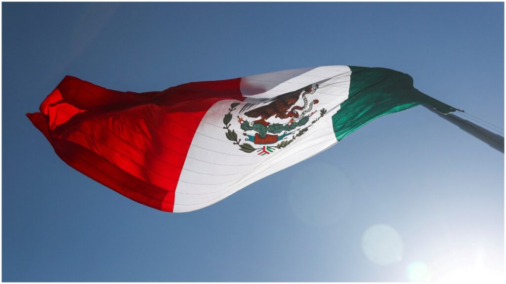 Día de la Independencia: Bandera de México | Reuters; Romero