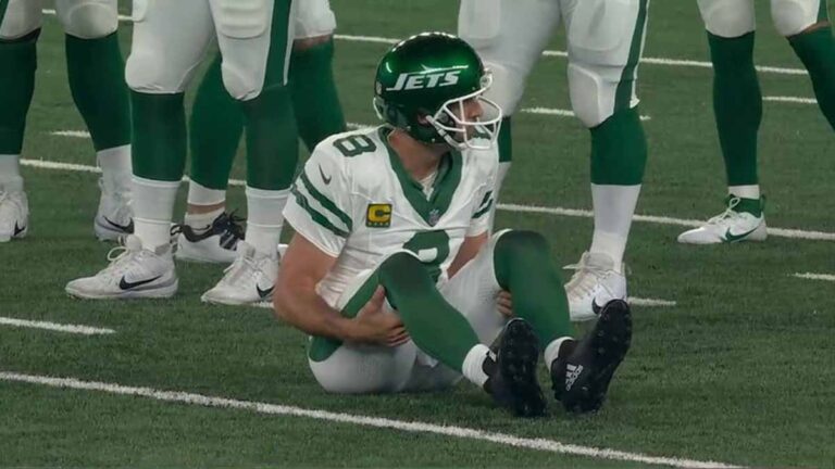 Aaron Rodgers sale lesionado en su primera serie ofensiva con los Jets y no vuelve para el juego ante Bills