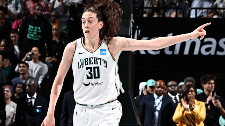 Breanna Stewart comanda en tiempo extra al Liberty y avanzan a las semifinales de la WNBA por primera vez en ocho años