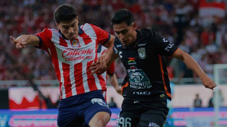 Pachuca perdona a Chivas y empatan sin goles