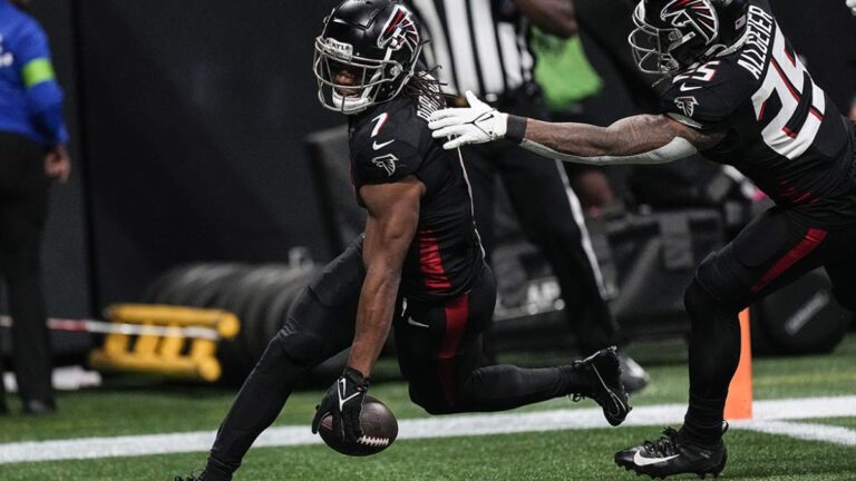 Bijan Robinson opaca a Bryce Young y Falcons vencen a Panthers