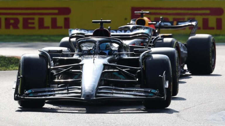 George Russell, sorprendido por el tiempo que tardó Checo Pérez en rebasarlo en el GP de Italia