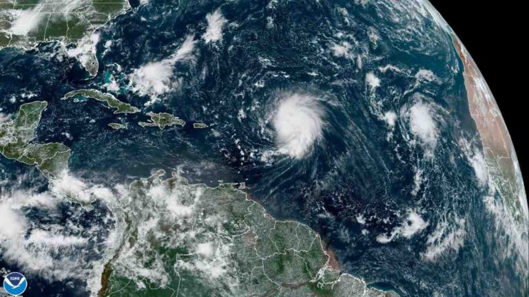 El huracán Lee provoca olas de 6 metros en Puerto Rico y corrientes peligrosas en el Este de Estados Unidos