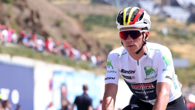 Remco Evenepoel vive su peor día sobre una bicicleta y se ‘desfonda’ en la Vuelta a España
