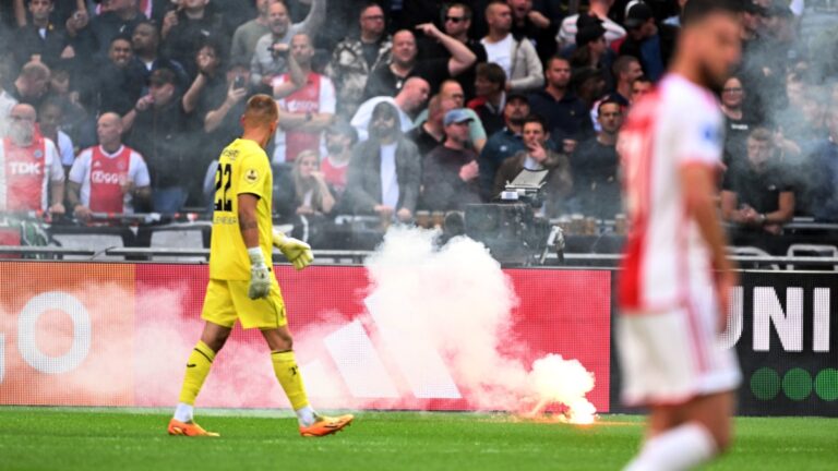 ¡Tremendo! Hinchas del Ajax no aguantan la goleada de Feyenoord en el clásico y suspenden el partido con bengalas