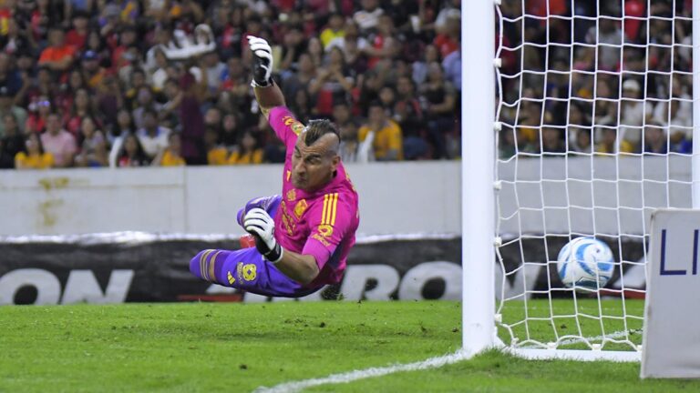 El increíble error de Nahuel Guzmán que le costó el segundo gol y el liderato a Tigres