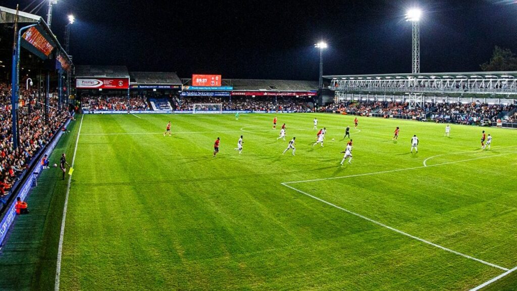 Partido de fútbol en Inglaterra. - @LutonTown.