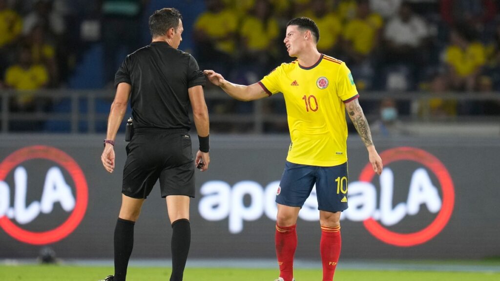 James Rodríguez le reclama a Facundo Tello. - AP.