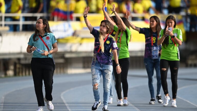 Hinchas en el Metropolitano homenajean a jugadoras de la Selección Colombia