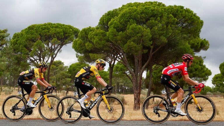 Otra aburrida jornada pone a Wout Poels en meta y a Sepp Kuss como campeón