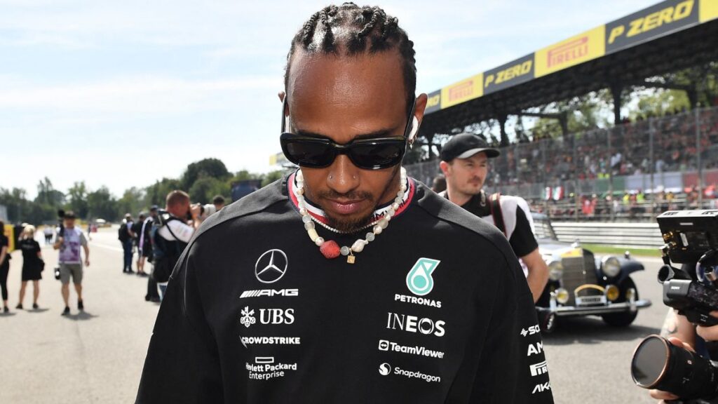 Lewis Hamilton sale en defensa de Checo Pérez tras las declaraciones de Helmut Marko: "Es inaceptable"