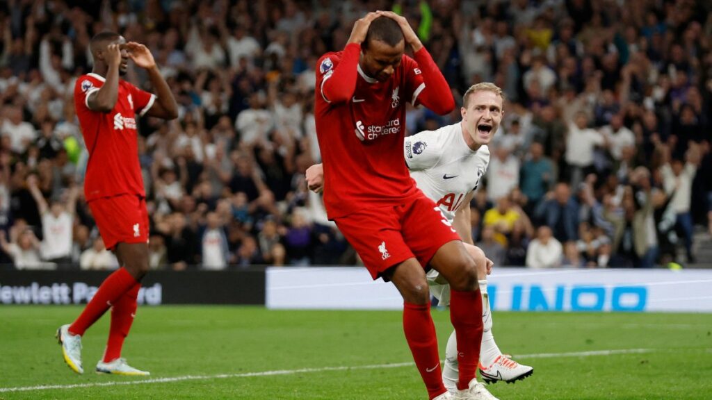 Joel Matip lamenta el gol en propia. - Reuters.