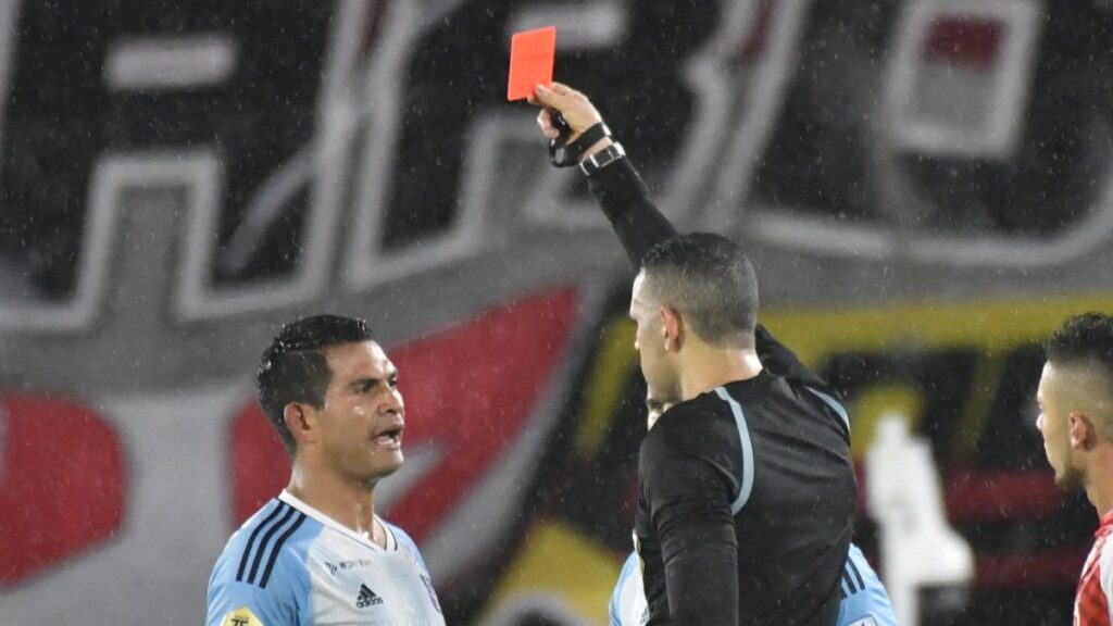 Momento exacto en el que Silva vio la tarjeta roja. Vizzor Image