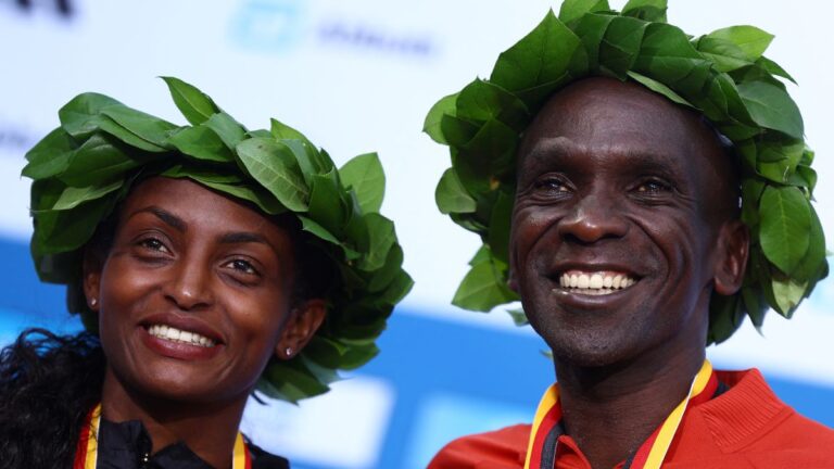 Kipchoge gana su quinto Maratón de Berlín y Assefa impone nuevo récord mundial femenil