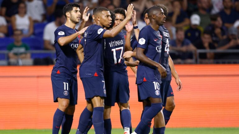 Mbappé marca un doblete en contundente victoria del PSG sobre el Lyon