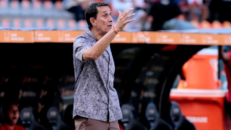 Deportes Tolima designa un entrenador español como interino mientras negocia con Alexandre Guimaraes