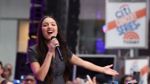 Olivia Rodrigo se cae en pleno concierto en Australia: Así reaccionó al accidente