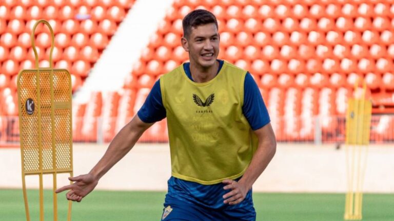 César Montes se incorpora a los entrenamientos del Almería
