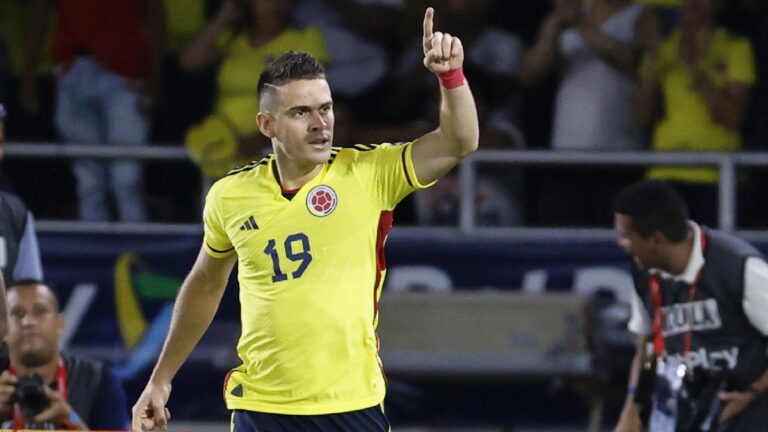 Rafael Santos Borré convierte el primer gol de Colombia en las Eliminatorias al 2026