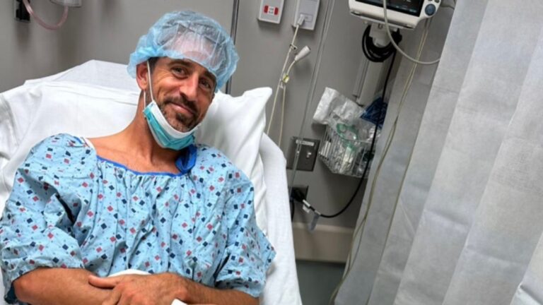 Aaron Rodgers es operado con éxito y ya piensa en la rehabilitación